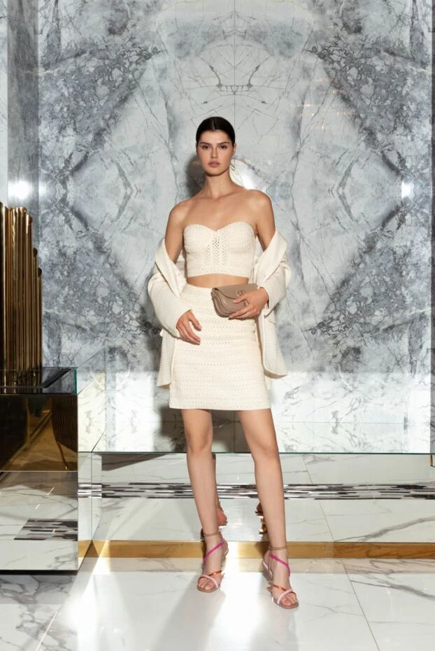 Бежевый вязаный топ-бюстье и юбка-карандаш из хлопка - фото 2