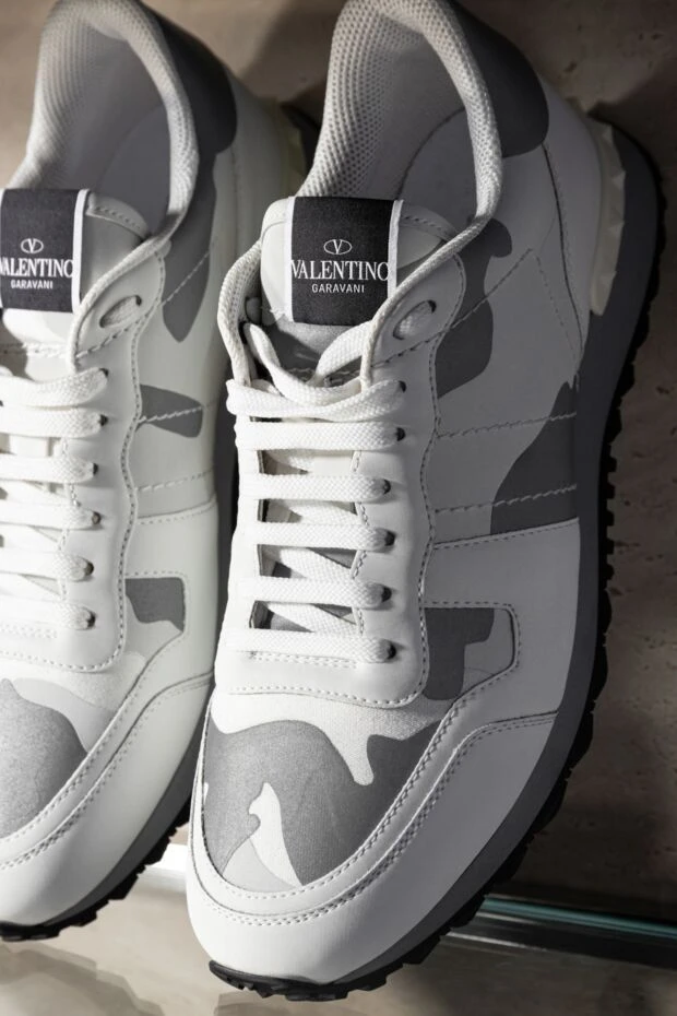 Valentino белые кроссовки с серым камуфляжем и брендированной резиновой подошвой 168140 - фото 2