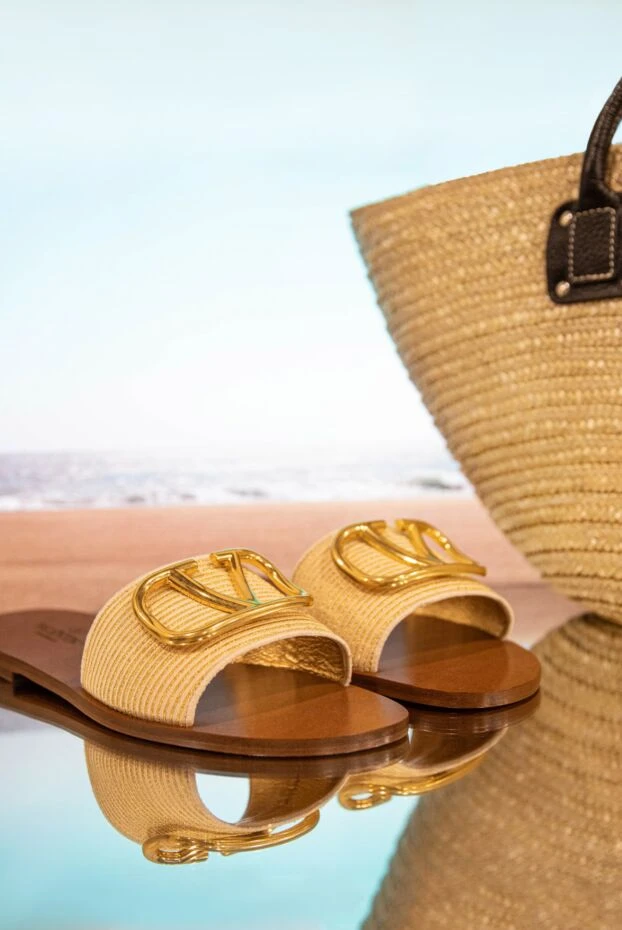 Valentino шлепанцы женские кожаные с позолоченным логотипом желтые 168162 - фото 2