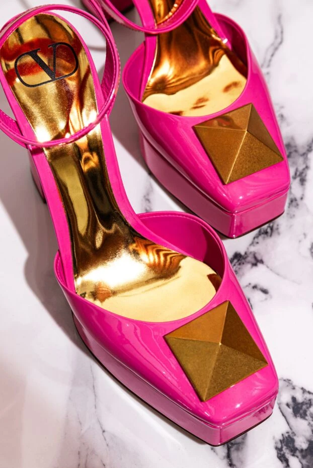 Valentino босоножки женские розовые кожаные на высоком каблуке с золотистым декором. 168167 - фото 2