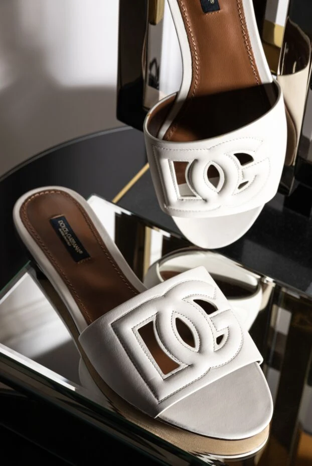 Dolce & Gabbana women's leather slippers with an embossed logo, beige 168382 - photo 2