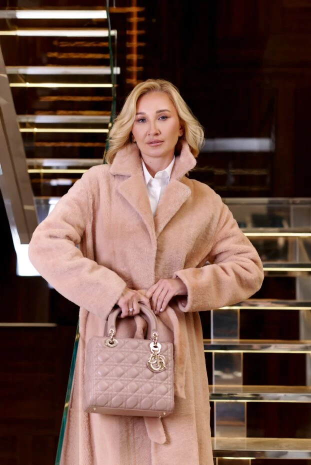 Loro Piana женская шуба розовая удлиненная с мягкой фактурой из натурального меха 169721 - фото 2