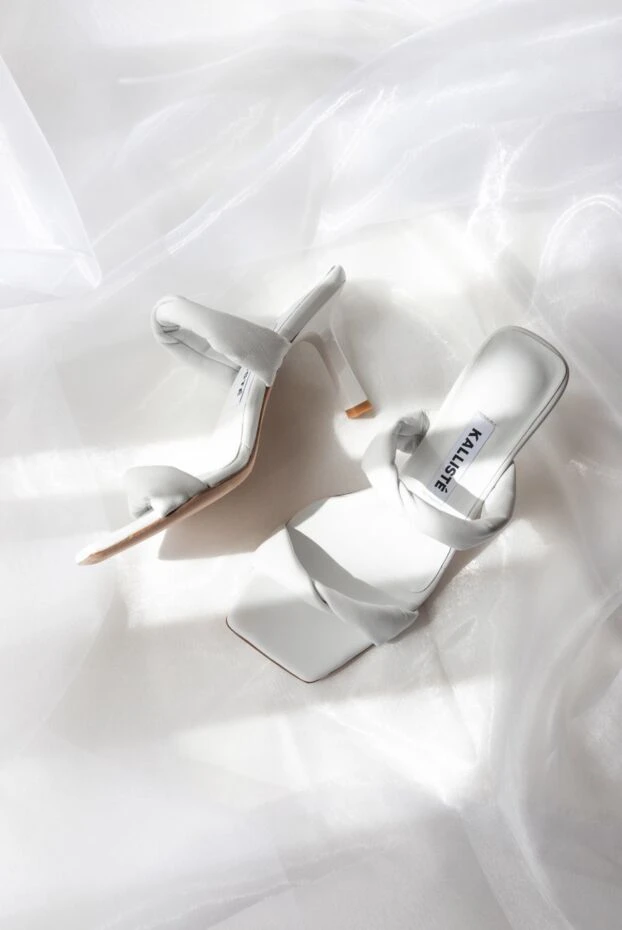 Мюлі жіночі білі шкіряні з логотипом на устілці - фото 2