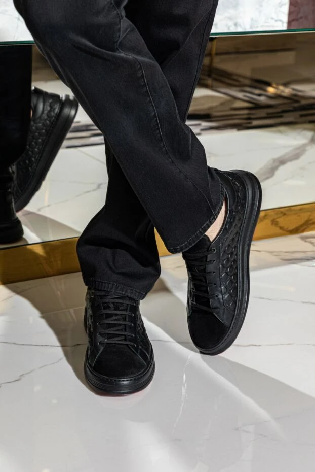 Кроссовки из натуральной кожи черные с геометрическим тиснением - фото 2