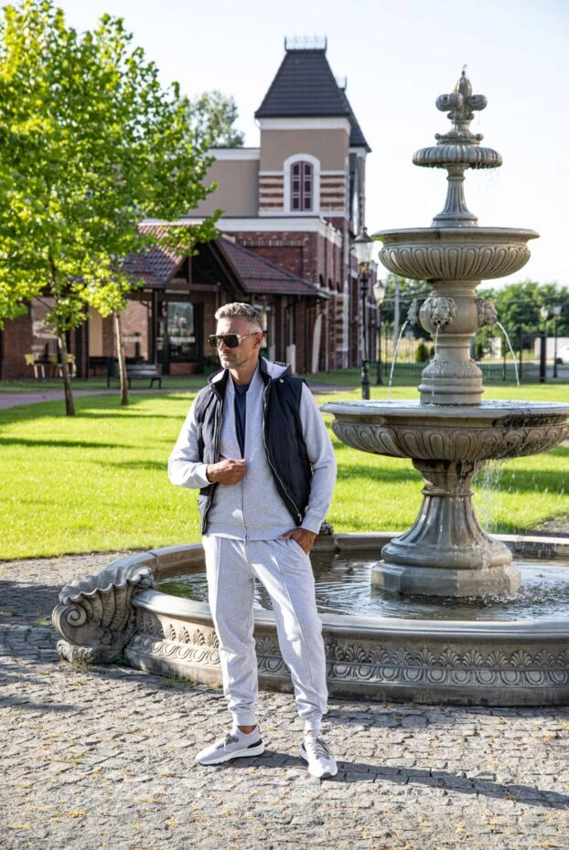 Светло серый спортивный костюм из мягкого трикотажа - фото 2