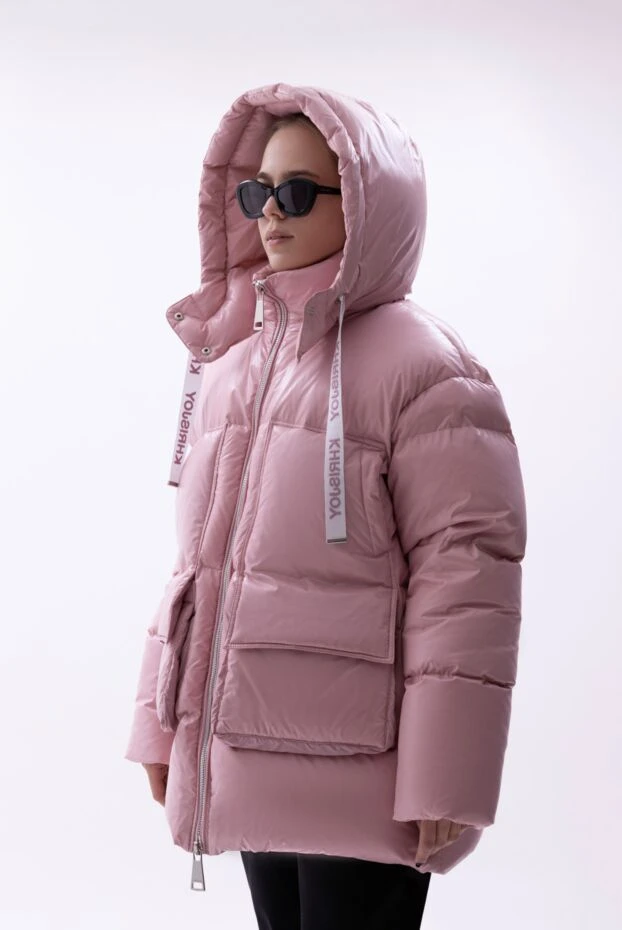 Khrisjoy пуховик у пастельному рожевому кольорі з куліскою та капюшоном. 170652 - фото 2