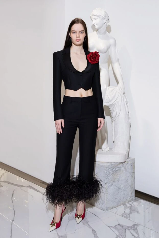 Костюм шерстяной женский черный укороченный жакет и брюки с перьями на манжетах - фото 2
