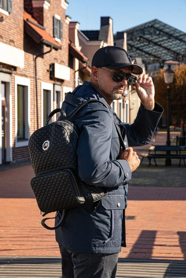 Рюкзак из натурально кожи с объемной фактурой и металлическим логотипом - фото 2