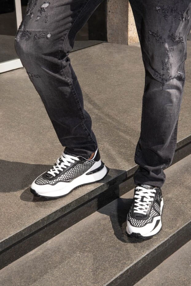 Valentino мужские белые кроссовки с контрастной сеткой и тиснёным логотипом 173167 - фото 2