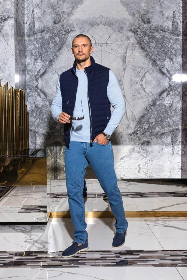 Чоловічі джинси світло-блакитного кольору з класичним кроєм. - фото 2