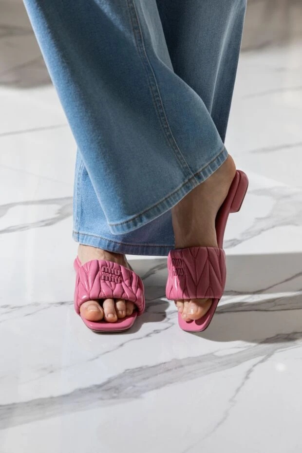 Miu Miu women's leather slippers with a textured surface and logo, pink 174201 - photo 2