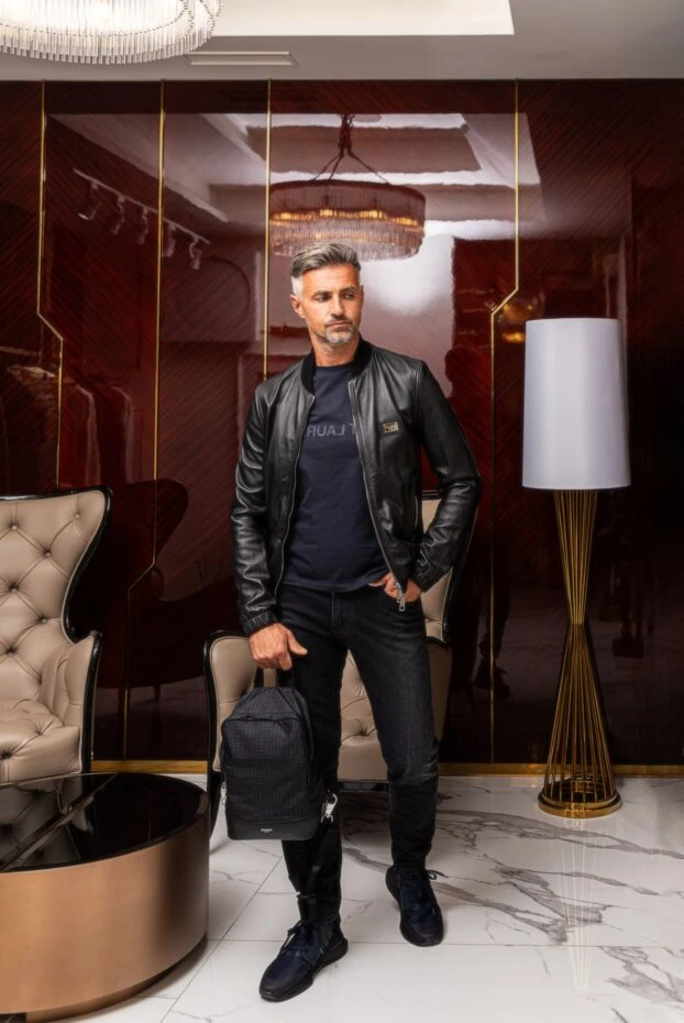 Куртка из кожи черная мужская с металлическим лого - фото 2