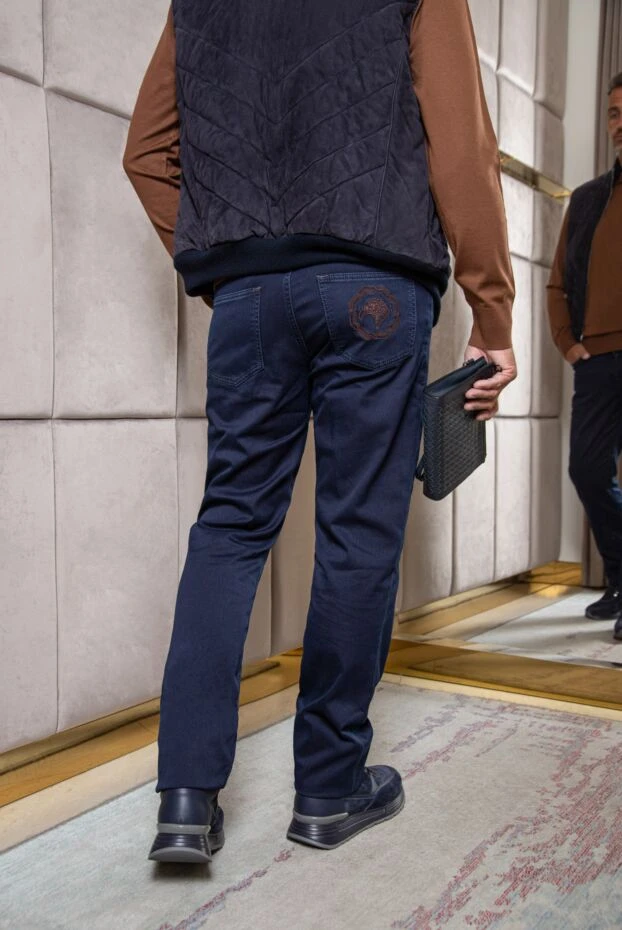 Stefano Ricci чоловічі джинси темно-синього кольору з декоративною емблемою. 174373 - фото 2