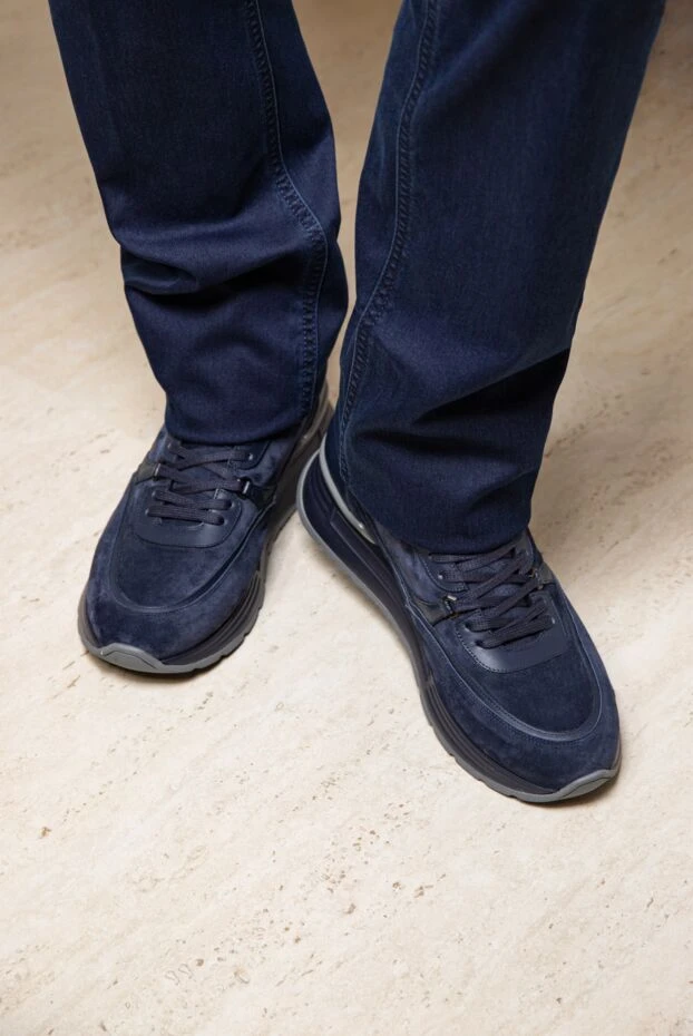 Кроссовки мужские синие с лого на язычке - фото 2