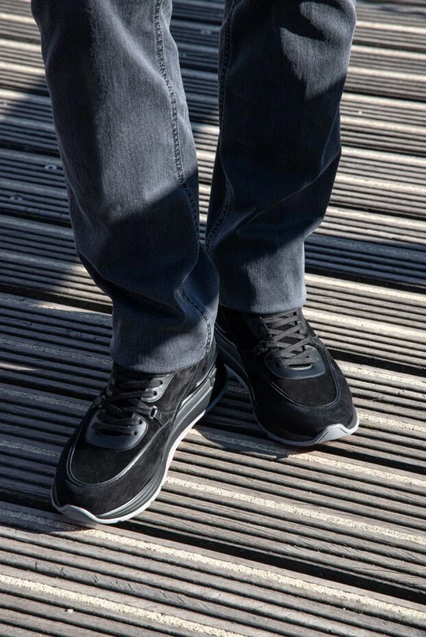 Кроссовки мужские черные с лого на язычке - фото 2