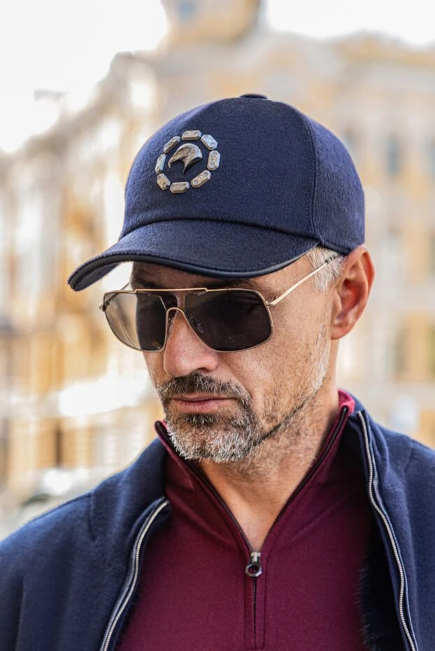 Кепка из кашемира темно синяя с металлическим орлом - фото 2