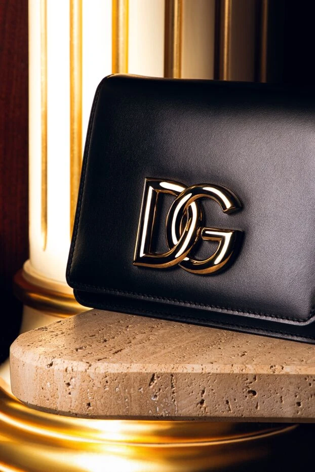 Dolce & Gabbana мини сумка из чёрной кожи с золотистым логотипом dg 176269 - фото 2