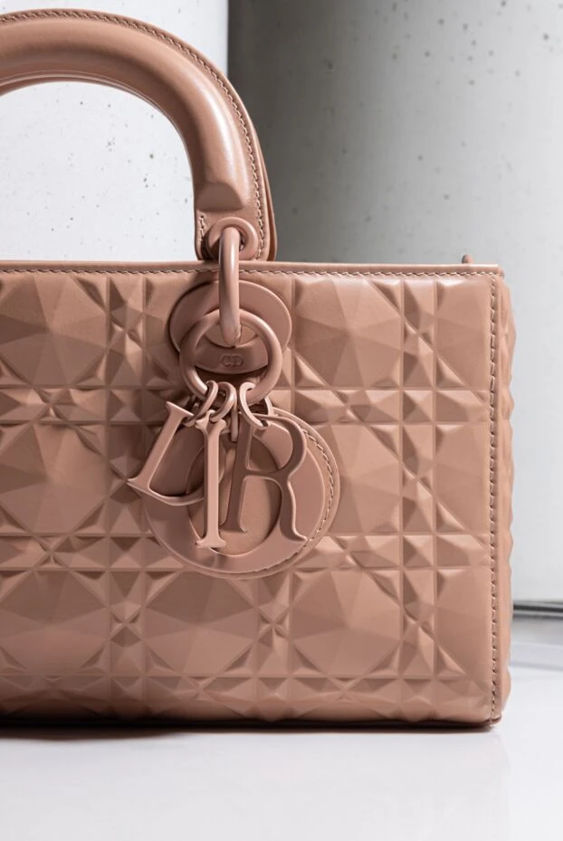 Dior beige leather bag with geometric embossing and decorative keychain 176339 - photo 2