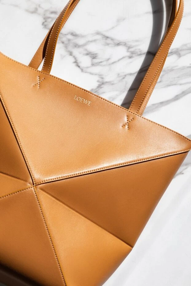 Loewe сумка повседневная из кожи женская бежевая 176507 - фото 2