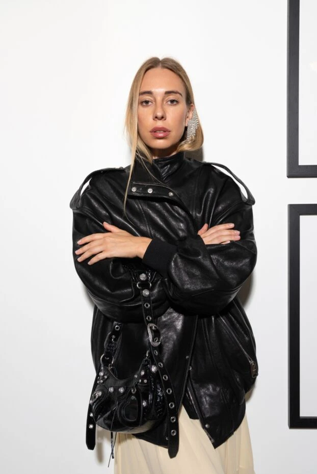 Khaite чорна куртка бомбер зі шкіри на кнопках з об'ємними рукавами 176790 - фото 3