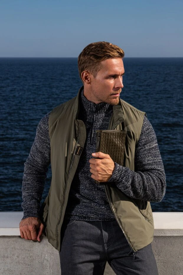 Moorer a men's olive green vest with a modern, minimalist silhouette. 177161 - photo 3