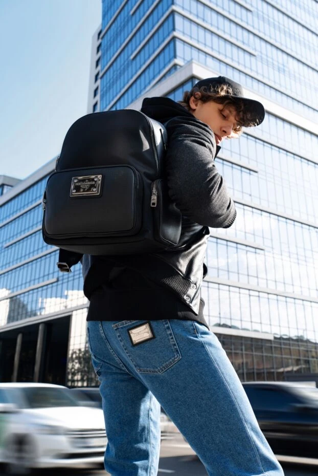 Мужские джинсы синего цвета из плотного денима с фирменной металлической пластиной - фото 2