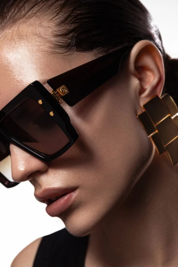 Balmain женские солнцезащитные очки в черной оправе с золотыми акцентами 178636 - фото 2