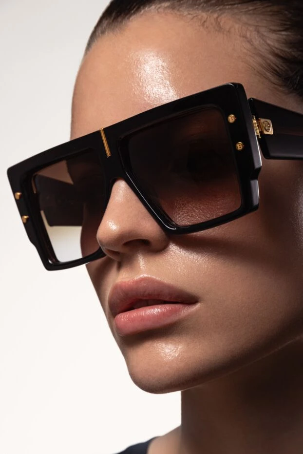 Balmain женские солнцезащитные очки в черной оправе с золотыми акцентами 178636 - фото 3