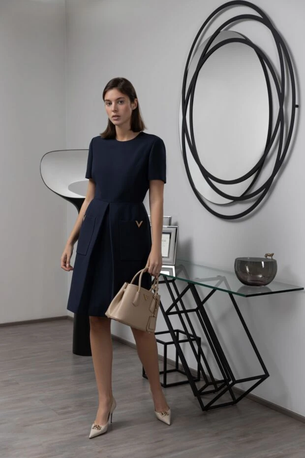 Prada женская сумка бежевая из кожи с текстурированной поверхностью 178680 - фото 2