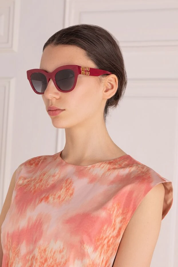Miu Miu жіночі окуляри сонцезахисні жіночі червоні із пластику купити фото з цінами 178796 - фото 2