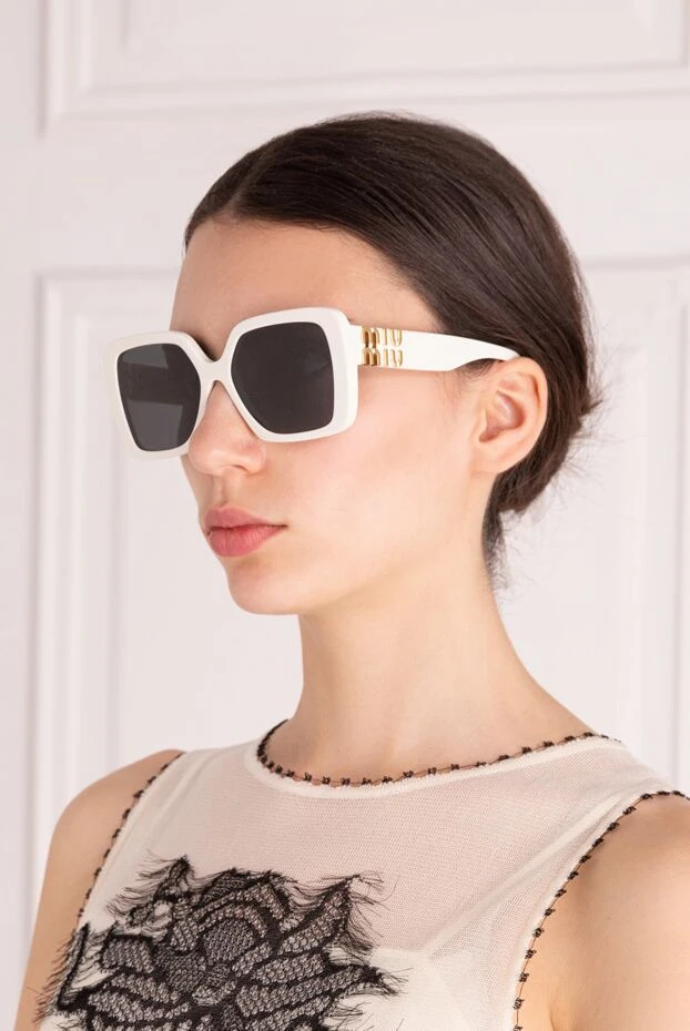 Miu Miu женские очки солнцезащитные женские белые из пластика купить с ценами и фото 178800 - фото 2