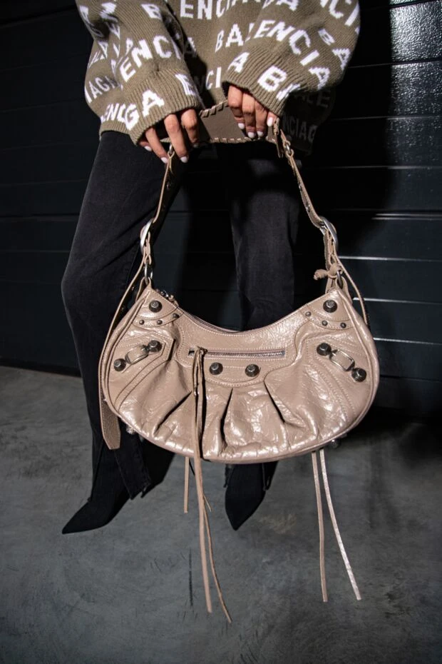 Balenciaga маленька жіноча сумка через плече le cagole бежевого кольору 179229 - фото 3