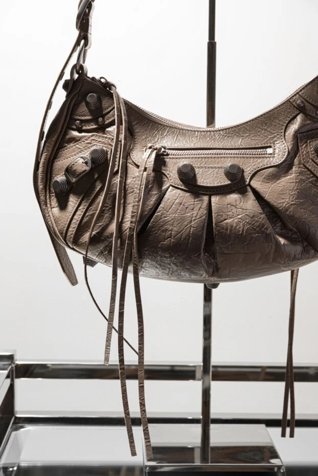 Balenciaga маленька жіноча сумка через плече le cagole бежевого кольору 179229 - фото 2