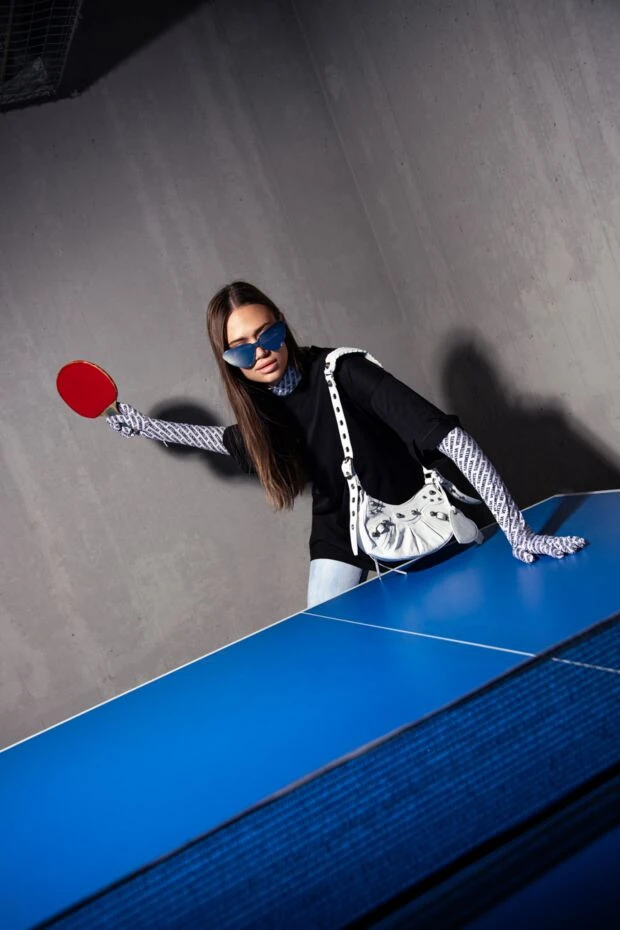 Balenciaga сумка через плече le cagole xs із білої овчини arena 179230 - фото 3