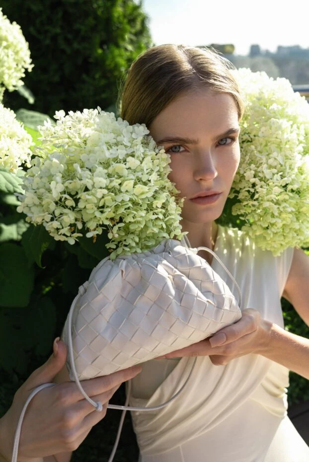 Bottega Veneta women's clutch bag gray from lambskin leather 179232 - photo 3