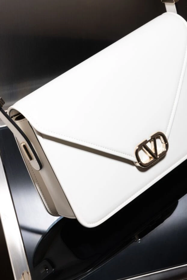 Valentino женская белая сумка letter bag из натуральной кожи с логотипом 179272 - фото 2