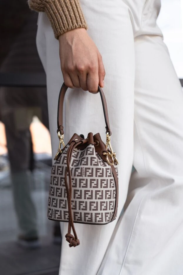 Fendi сумка-мішок mon tresor маленького формату з телячої шкіри коричневого кольору 180473 - фото 3