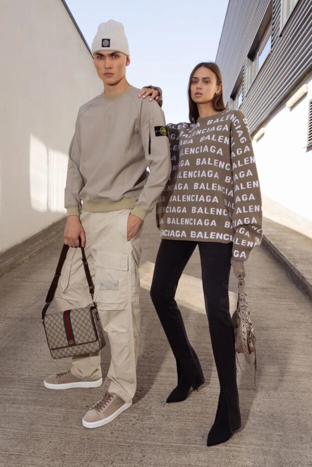 Balenciaga жіночий коричневий джемпер оверсайз із широким вільним кроєм та подовженими рукавами. 180600 - фото 3