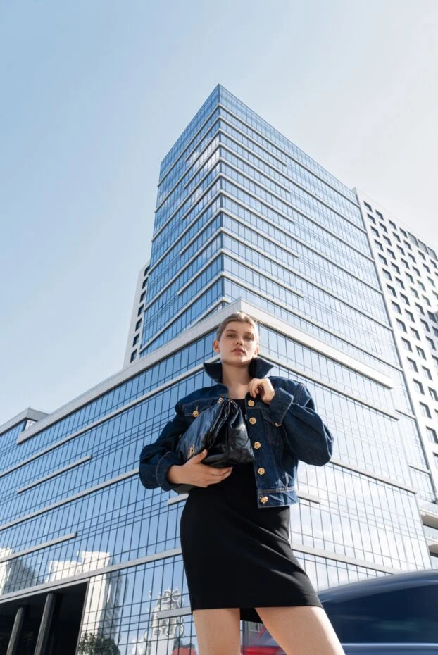 Платье трикотажное черное с открытыми плечами и логотипом - фото 2