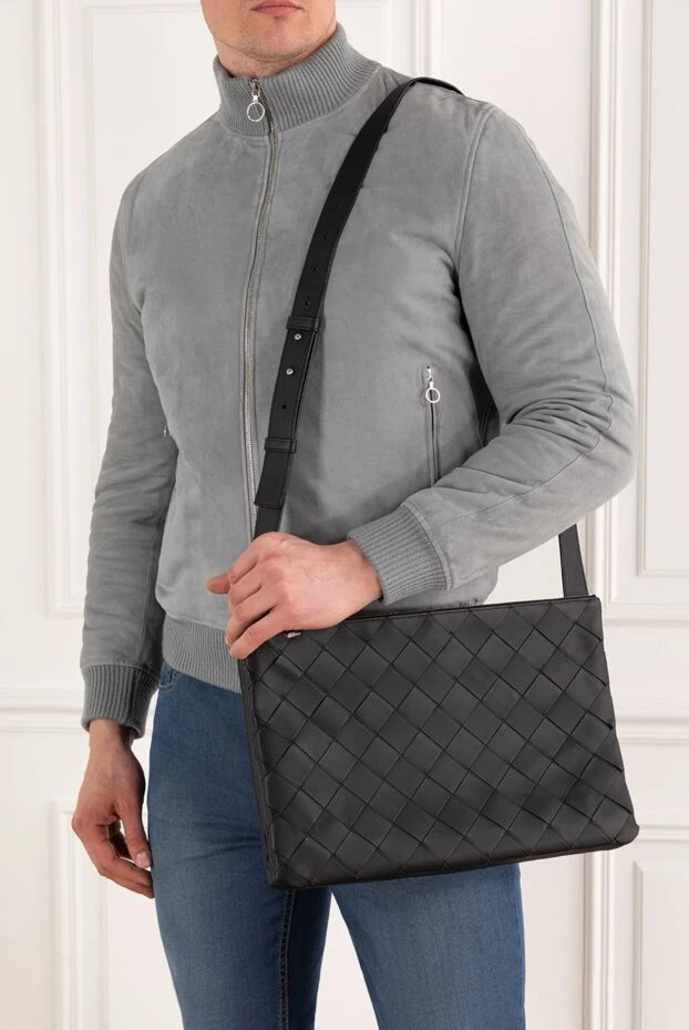 Bottega Veneta черная мужская сумка из кожи с плетением intrecciato 187179 - фото 2