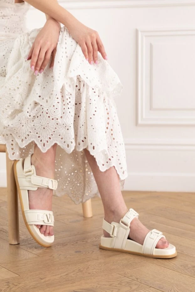 Valentino сандалії rockstud flat із кремової шкіри з логотипом 187182 - фото 2