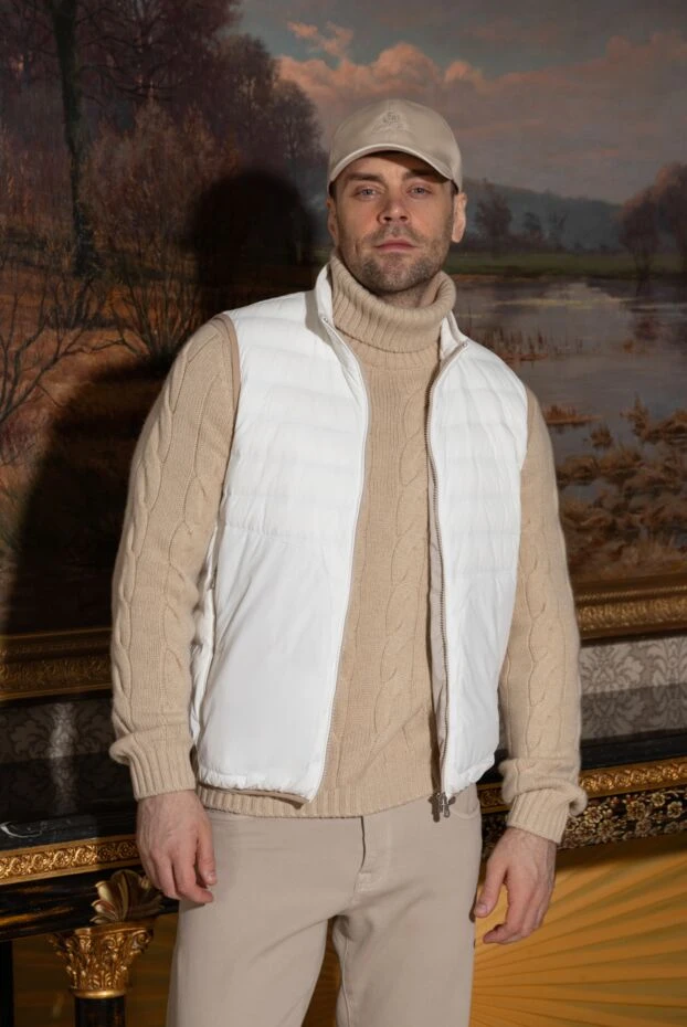 Стеганый белый жилет мужской с окантовкой на молнии - фото 2