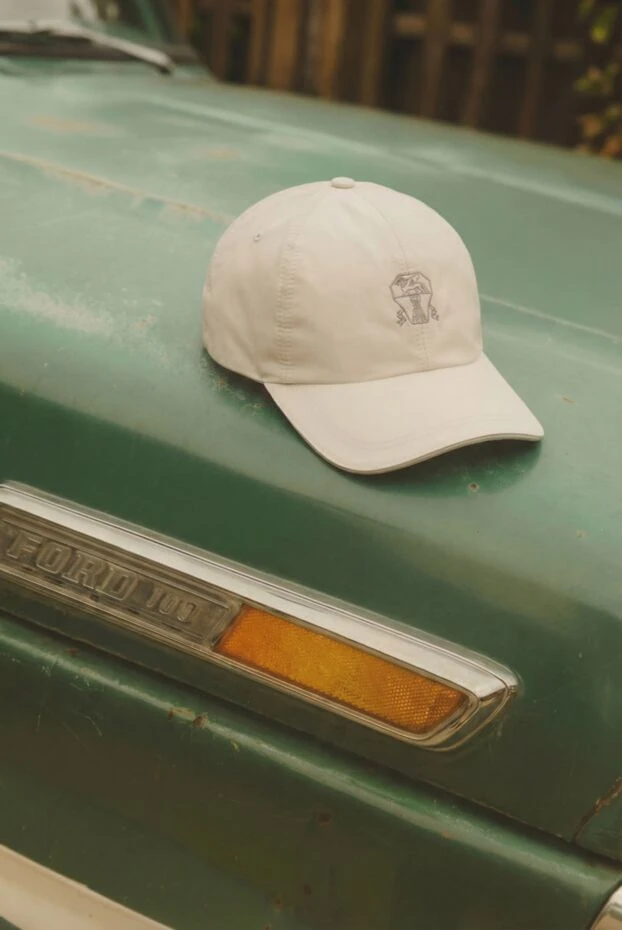 Бейсбольная кепка с вышитым логотипом белая мужская - фото 2