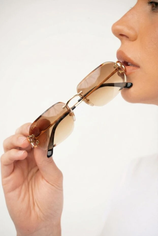 Женские стильные солнцезащитные очки с коричневым градиентом - фото 2