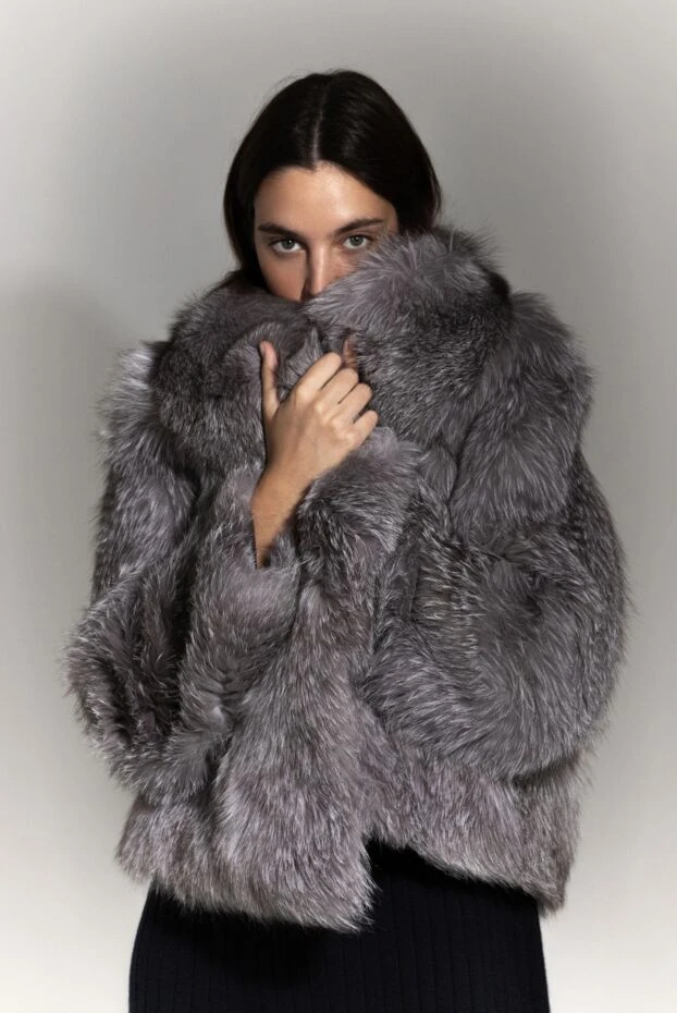 Natural fox fur coat in light gray with a wide collar - photo 2
