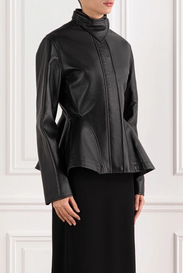 Alaia black leather jacket with a fitted silhouette and a stand-up collar 191001 - photo 3