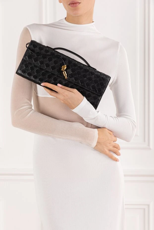 Bottega Veneta black clutch with top handle made of soft intrecciato leather 191736 - photo 2