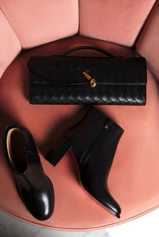 Bottega Veneta black clutch with top handle made of soft intrecciato leather 191736 - photo 2