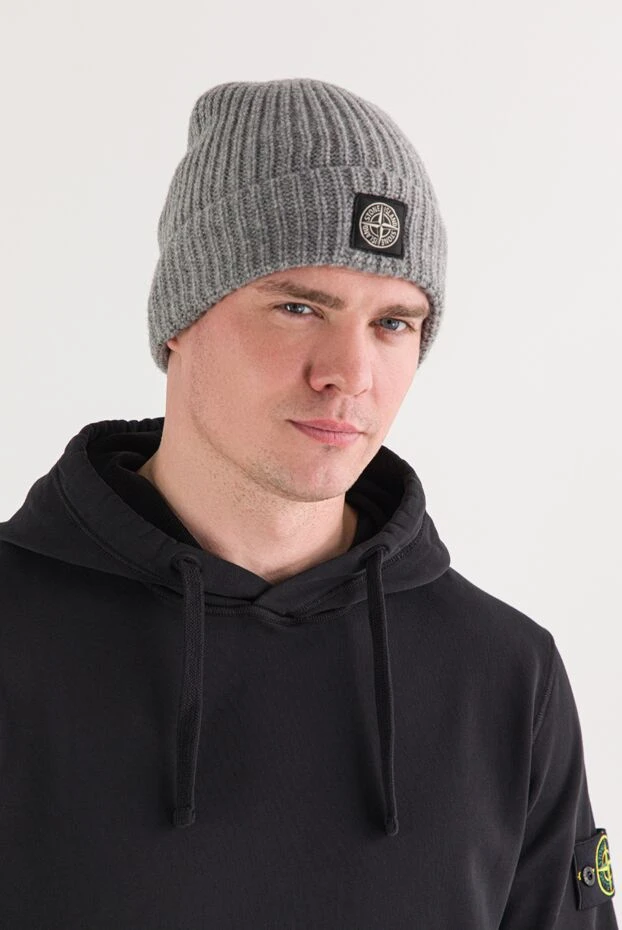 Шапка серая из фактурной шерсти с фирменным патчем - фото 2