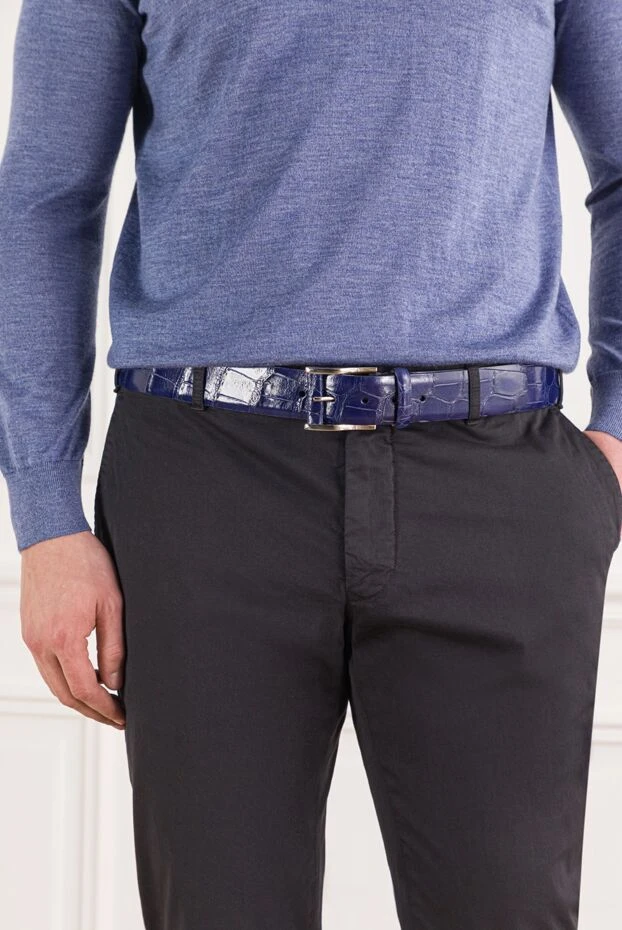 Чоловічий ремінь зі шкіри алігатора синього кольору. - фото 2